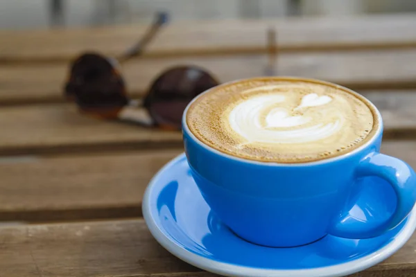 Café Quente Aromático Copo Cerâmica Azul Mesa Madeira — Fotografia de Stock