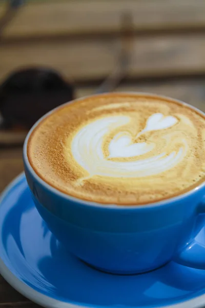 Café Quente Aromático Copo Cerâmica Azul Mesa Madeira — Fotografia de Stock