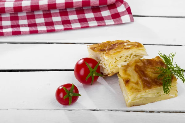 Ahşap Masa Üzerinde Yapımı Pasta Kiraz Domates Görünümü Kadar Kapatın — Stok fotoğraf