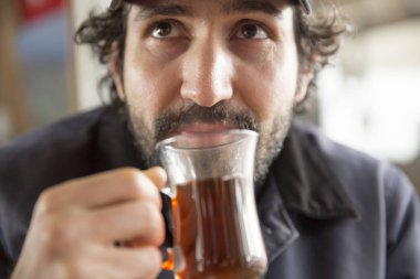 sıcak çay fincan ile sakallı adam görünümü yakın