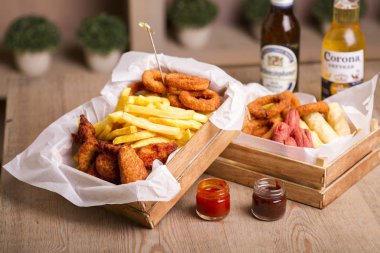 ahşap masada önemsiz gıda ve bira görünümü yakın