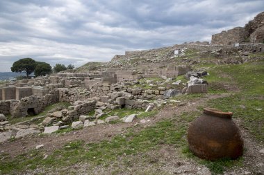 Tapınak Trajan Akropolis antik kalıntıları, antik Pergamon (Bergama), Türkiye'de şehirde
