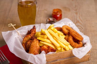 ahşap masada önemsiz gıda ve bira görünümü yakın