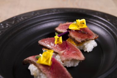 pişmiş geleneksel Asya çanak siyah plaka üzerinde hizmet 