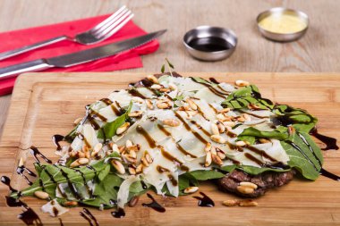 Ahşap tahta üzerinde servis edilen pişmiş çanak yakın görünüm