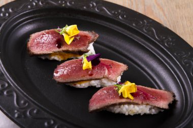 pişmiş geleneksel Asya çanak siyah plaka üzerinde hizmet 