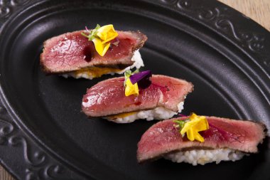 pişmiş geleneksel Asya çanak siyah plaka üzerinde hizmet 