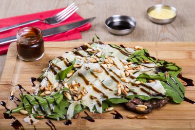 Ahşap tahta üzerinde servis edilen pişmiş çanak yakın görünüm