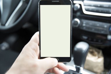 arabada boş ekran ile akıllı telefon ile adamın kısmi görünümü