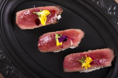 pişmiş geleneksel Asya çanak siyah plaka üzerinde hizmet 