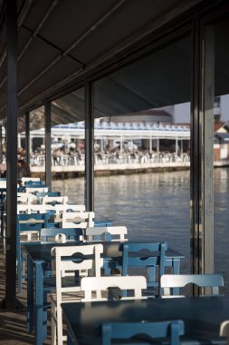 İzmir, Türkiye - 11 Mart 2017: İzmir şehrinin ve nehrinin kent manzarası