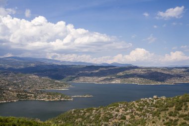 Akyaka, Türkiye - 21 Mayıs 2017: Akyaka'nın Türkiye'deki manzarası yaz günü