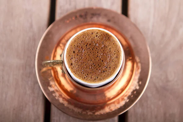 Aromatyczna Kawa Gorąca Mały Metalowy Świecznik Drewnianym Stole — Zdjęcie stockowe