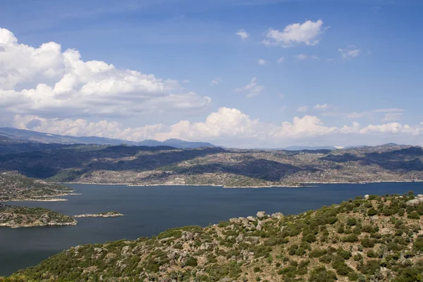 Akyaka, Türkiye - 21 Mayıs 2017: Akyaka'nın Türkiye'deki manzarası yaz günü