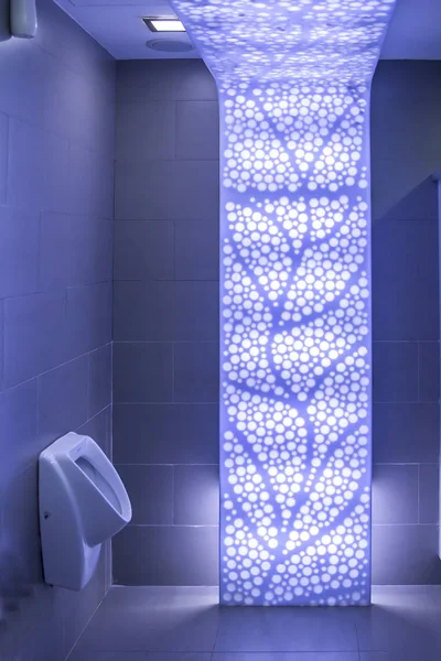 明るい装飾が施された公衆トイレの内部図 — ストック写真