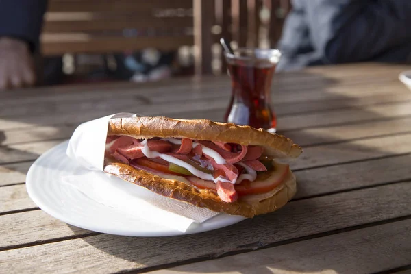 Στενή Όψη Του Σερβιρήσαμε Νόστιμο Σάντουιτς Στο Πιάτο Ξύλινο Τραπέζι — Φωτογραφία Αρχείου