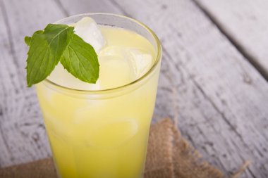 ahşap zemin üzerinde buz ve nane ile ferahlatıcı içecek