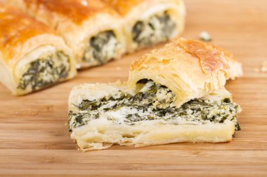 ahşap arka planda taze pişmiş pasta görünümü yakın