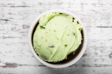 ahşap masa üzerinde lezzetli tatlı dondurma