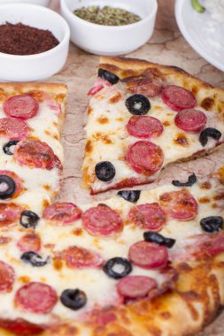 sosis ve zeytin ile lezzetli pizza