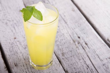 ahşap zemin üzerinde buz ve nane ile ferahlatıcı içecek