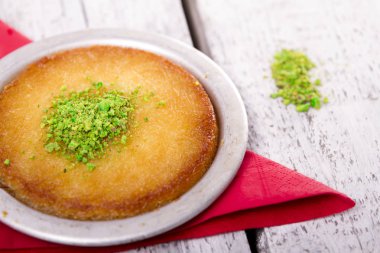 ahşap masa üzerinde servis pişmiş peynir çanak yakından görünümü