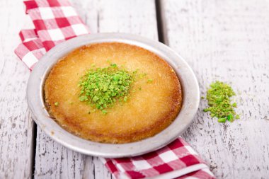 ahşap masa üzerinde servis pişmiş peynir çanak yakından görünümü