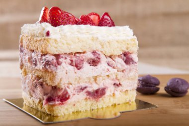 çilek ile kek parçası yakın görünümü