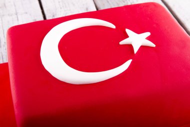 ahşap arka planda Türk bayrağı ile şenlikli pasta