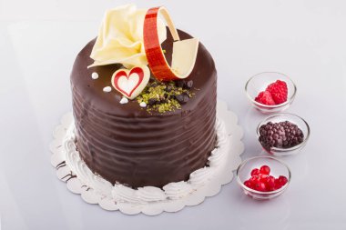 beyaz arka plan üzerinde şenlikli lezzetli pasta yakın görünümü