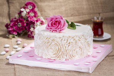 şenlikli kek ve çay fincan ı yakından görünümü