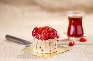 çilek ve çay fincan ı ile tatlı yakından görünümü