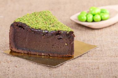 sackcloth arka planda kek lezzetli parça yakından görünümü