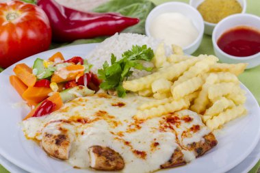 çeşitli malzemelerle lezzetli çeşitli yemeğin görünümüne yakın