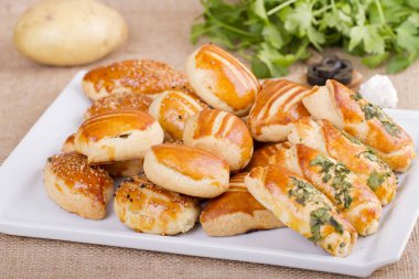 ahşap arka planda taze pişmiş pasta görünümü yakın