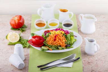 çeşitli malzemelerle lezzetli çeşitli yemeğin görünümüne yakın