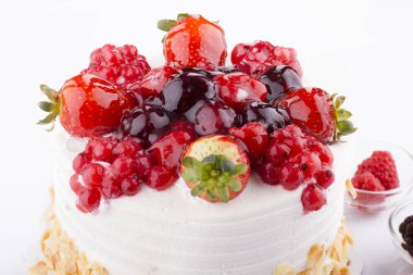 beyaz arka plan üzerinde şenlikli lezzetli pasta yakın görünümü