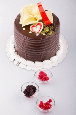 beyaz arka plan üzerinde şenlikli lezzetli pasta yakın görünümü