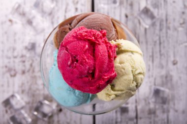 ahşap arka plan üzerinde tatlı dondurma