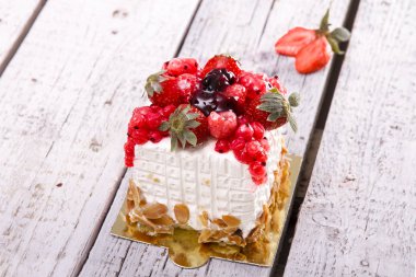 ahşap masa üzerinde servis tatlı kek yakından görünümü