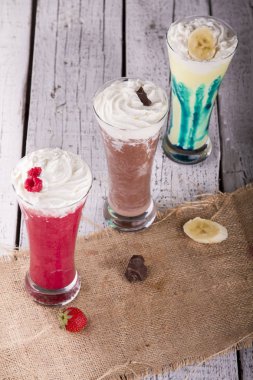 ahşap masa üzerinde düzenlenmiş gözlük tatlı tatlılar