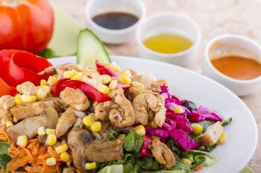 çeşitli malzemelerle lezzetli çeşitli yemeğin görünümüne yakın