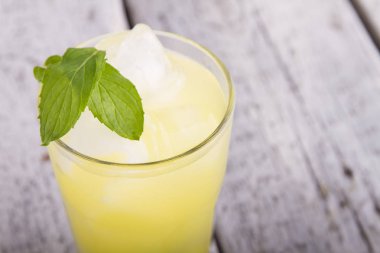 ahşap zemin üzerinde buz ve nane ile ferahlatıcı içecek