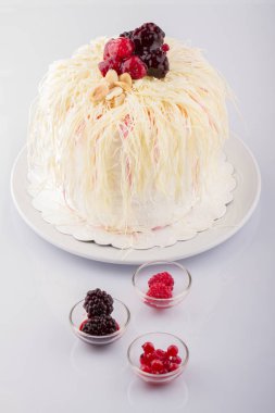 beyaz arka plan üzerinde şenlikli lezzetli pasta yakın görünümü