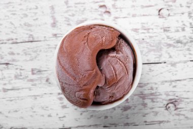 ahşap masa üzerinde lezzetli tatlı dondurma