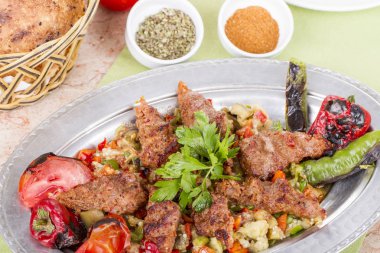 çeşitli malzemelerle lezzetli çeşitli yemeğin görünümüne yakın