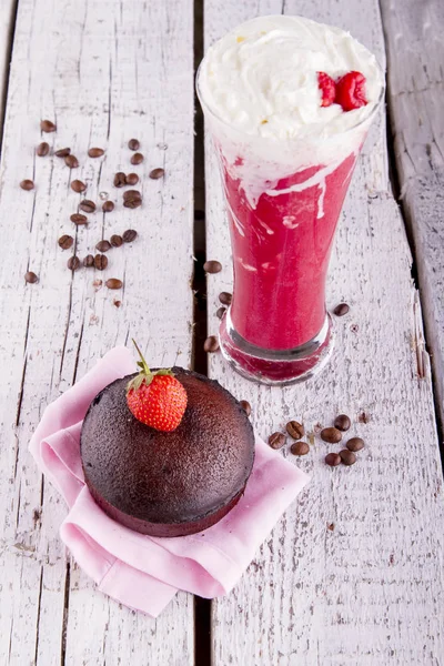 Nahaufnahme Von Süßem Kuchen Und Getränk Serviert Auf Holzkulisse — Stockfoto