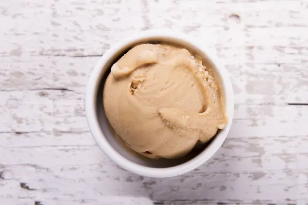 木製の卓上においしい甘いアイスクリーム — ストック写真