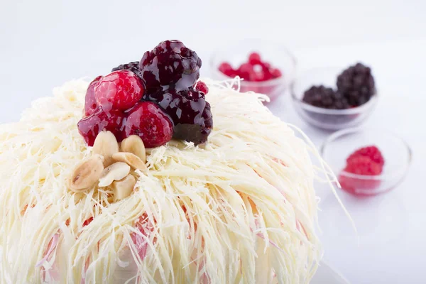Beyaz Arka Plan Üzerinde Şenlikli Lezzetli Pasta Yakın Görünümü — Stok fotoğraf