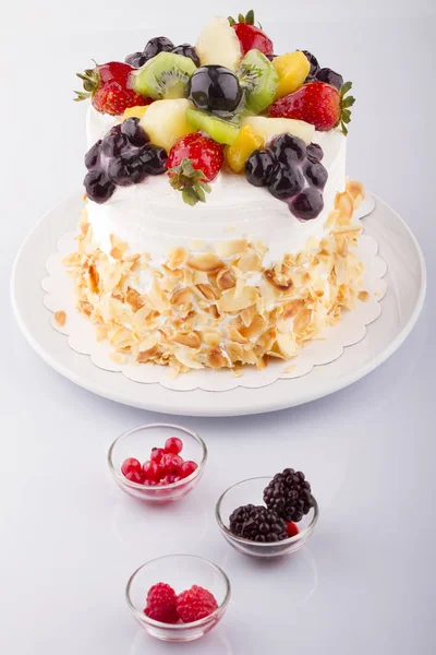 Vista Cerca Deliciosa Torta Festiva Sobre Fondo Blanco — Foto de Stock